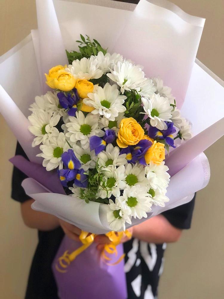 Букет цветов из: Ирисы, Хризантемы и Розы в Львовском