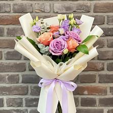 Букет цветов из:  Лизиантусы и Розы в Львовском